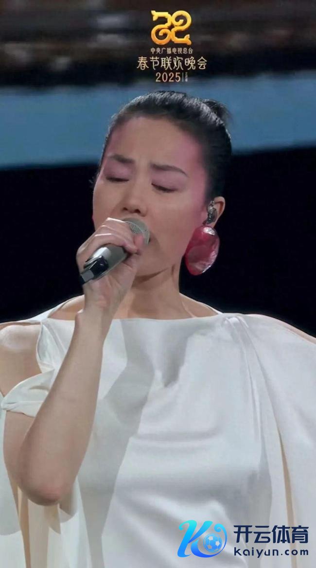 商家修起王菲上春晚带火虾片耳饰