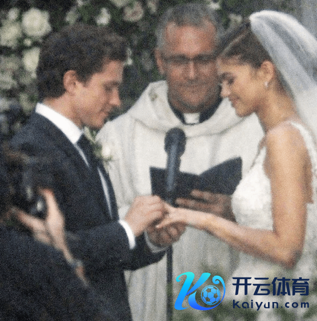 赞达亚荷兰弟成亲照疑曝光 交换范围画面幸福甘好意思